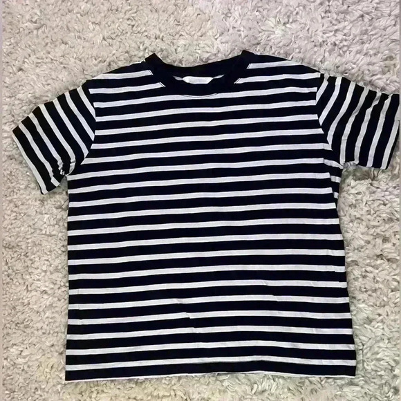 H&M Women’s relaxed fit Tshirt- size small - Picture 1 of 7